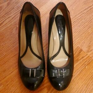 Naturalizer Black Heels with Glossy Finish and Decorative Toe N5 Comfort